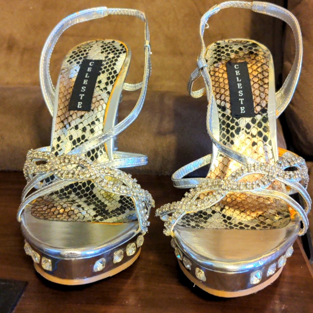 New women's high heel shoes. Sz 8 Silver